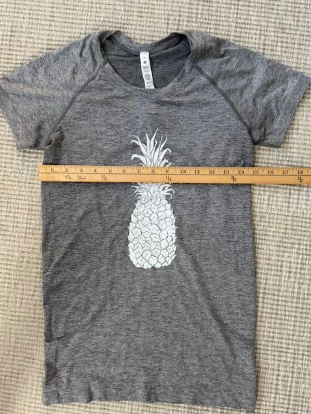 Lululemon Swiftly Tech Short Sleeve Hip Length with Maui Pineapple  Size 6